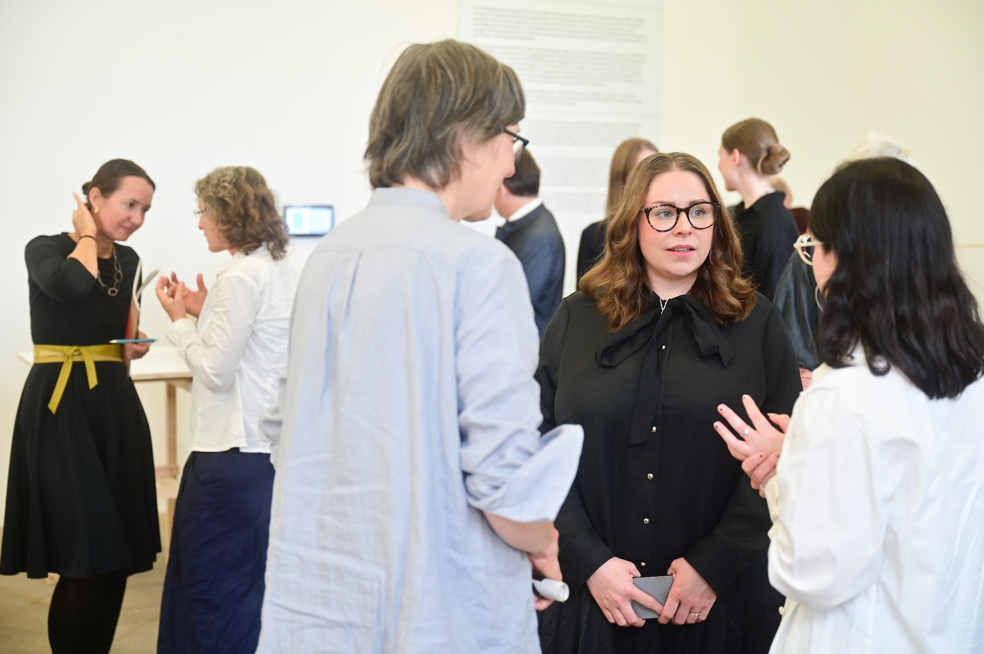 Magdalena Schnabel im Gespräch mit Prof. Barbara Schmidt und der Künstlerin Verena Kühn in der Ausstellung des Richard-Bampi-Preis 2025 im Japanischen Palais, Foto: Andreas Greiner-Napp