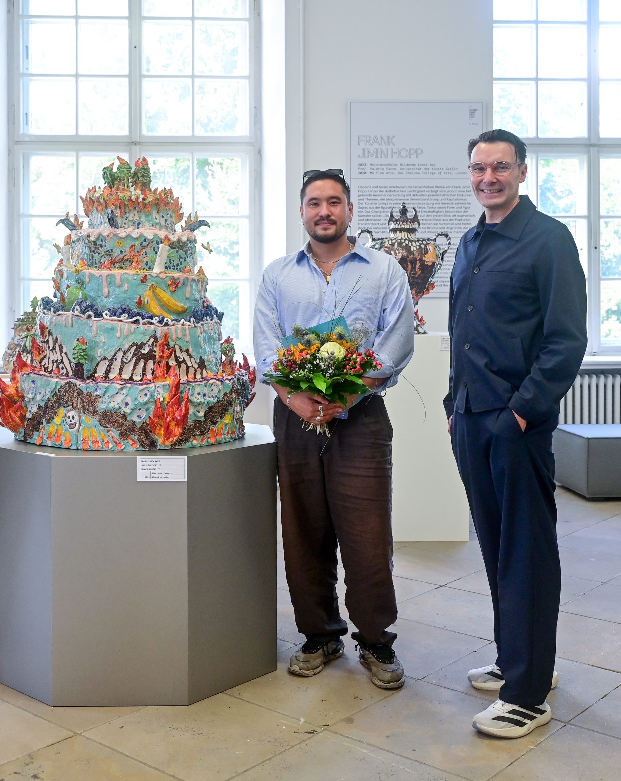 Thomas A. Geisler mit dem Drittplatzierten Frank Jimin Hopp vor seinem Kunstwerk "Earthday II", Foto: Andreas Greiner-Napp